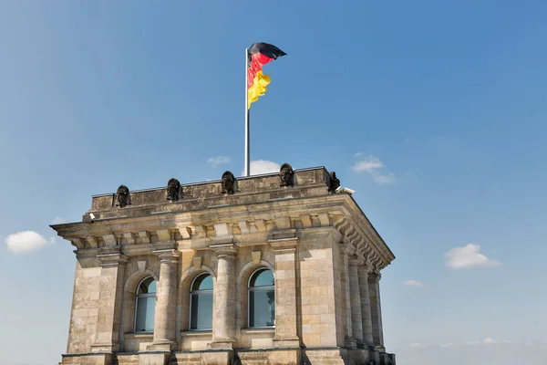 Vista Cerca Famosa Torre Del Edificio Del Reichstag Con Bandera — Foto de Stock