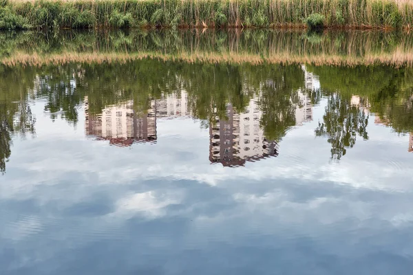 Arquitetura Residencial Urbana Moderna Com Lago Parque Berlim Alemanha Reflexão — Fotografia de Stock