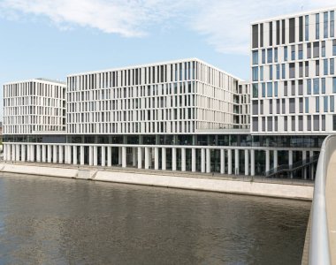 Modern ofis mimarisi binaları Spree Nehri, Almanya.