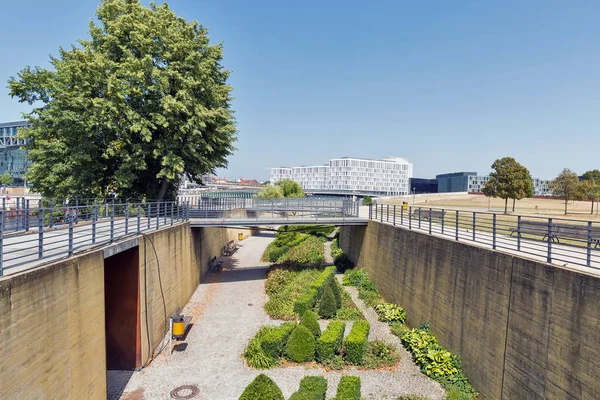 德国柏林中央火车站附近的小内花园沿狂欢河 — 图库照片