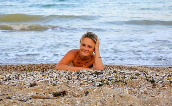 Retrato Uma Bela Mulher Nua Deitada Areia — Fotografia de Stock