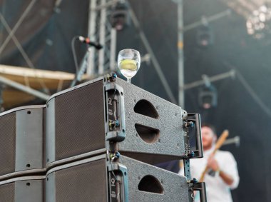 Rock konseri canlı. Amplifikatörler ve hoparlörler closeup ile sahne.