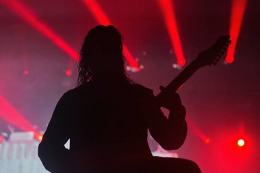 Rock gitaristi canlı closeup gerçekleştirir