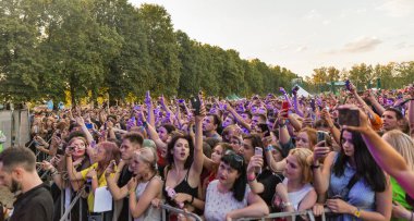 Kiev, Ukrayna - 07 Temmuz 2018: Hayranları kalabalık zevk kaba Molly, Atlas hafta sonu Festivalin Ulusal Expocenter bir Ukraynalı baba synthy punk grubu canlı performans.