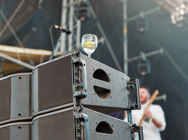 Концерт рок-музыки. Этап с усилителями и громкоговорителями вблизи
.