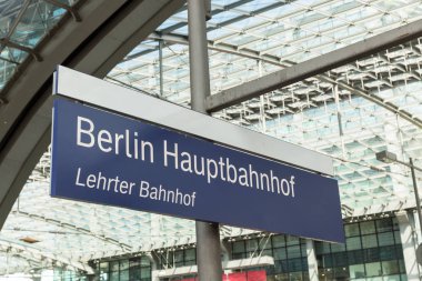 Berlin Hauptbahnhof orta yolcu demiryolu İstasyonu tabelasını, Almanya