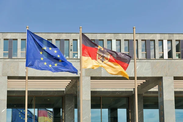 Німецька Прапори Розмахуючи Проти Сучасні Офісні Будівлі Berlin Mitte Район — стокове фото