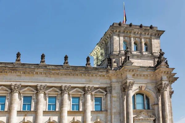 Vue Rapprochée Célèbre Tour Reichstag Avec Drapeau Allemand Siège Parlement — Photo