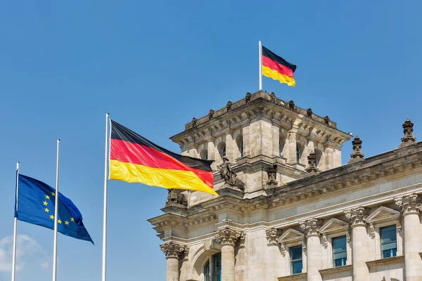 Vista Cerca Famosa Torre Del Edificio Del Reichstag Con Bandera — Foto de Stock
