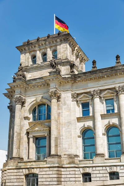 Vue Rapprochée Célèbre Tour Reichstag Avec Drapeau Allemand Siège Parlement — Photo