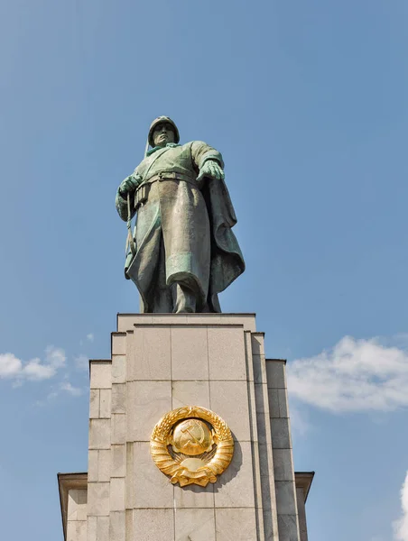 1945 Berlin Ben Épült Második Világháború Memorial Szovjet Katona Szobra — Stock Fotó