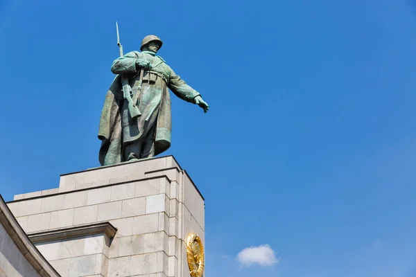 Staty Sovjetisk Soldat Vid Andra Världskriget Memorial Byggt 1945 Berlin — Stockfoto