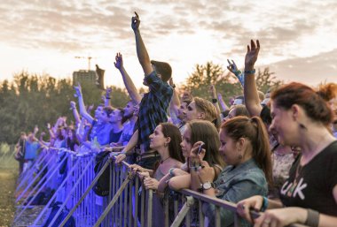 Kiev, Ukrayna - 05 Temmuz 2018: Genç eğlenceler Ukraynalı hip-hop grubu Tnmk canlı performans Ulusal Expocenter Atlas hafta sonu Festival keyfini çıkarın.