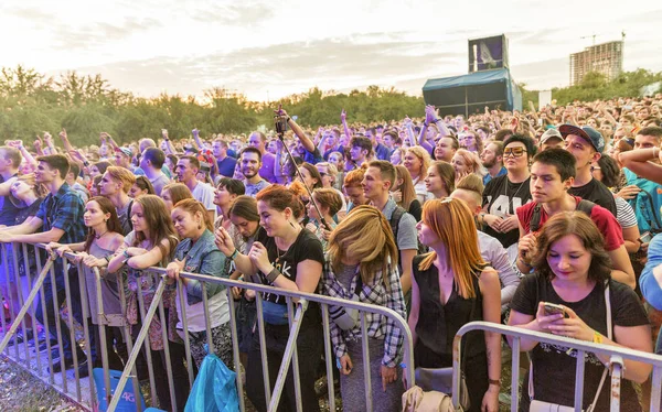 Kiev, Ukrayna - 05 Temmuz 2018: Genç eğlenceler Ukraynalı hip-hop grubu Tnmk canlı performans Ulusal Expocenter Atlas hafta sonu Festival keyfini çıkarın.