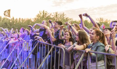 Kiev, Ukrayna - 05 Temmuz 2018: Genç eğlenceler Ukraynalı hip-hop grubu Tnmk canlı performans Ulusal Expocenter Atlas hafta sonu Festival keyfini çıkarın.