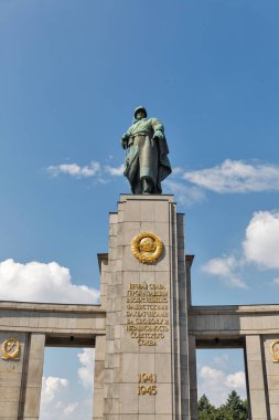 İkinci Dünya Savaşı Memorial'dan Sovyet askeri heykeli Berlin 1945'te inşa.