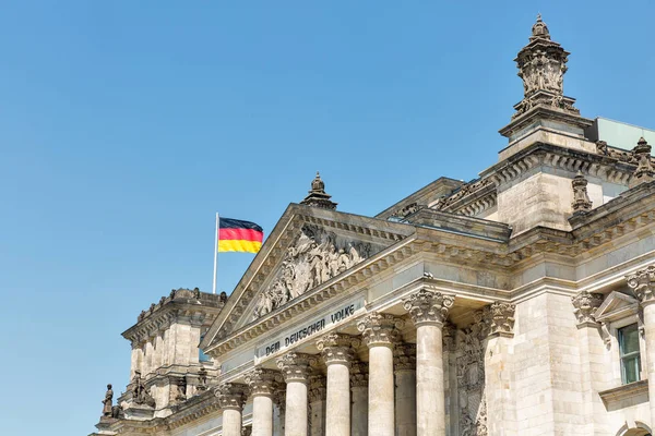Vista Cerca Del Famoso Edificio Del Reichstag Con Bandera Alemana — Foto de Stock