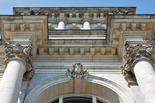 Närbild Bild Berömda Riksdagen Fasad Placerar Det Tyska Parlamentet Stadsdelen — Stockfoto