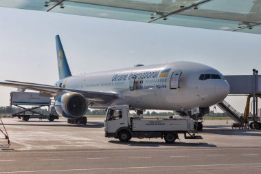 Kiev, Ukrayna - 12 Temmuz 2018: Ukrayna Uluslararası havayolları Boeing 777-200 Er Boryspil Uluslararası Havaalanı. Çoğunluk onun yolcu hava trafik hizmet countrys en büyük havaalanı olan.