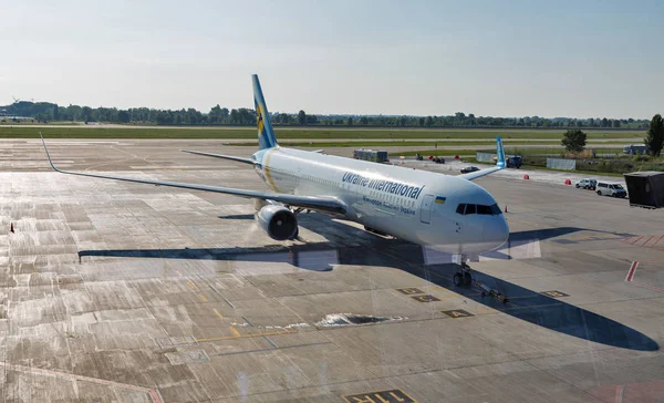 キエフ ウクライナ 2018 ウクライナ国際航空ボーイング 767 300 ボルィースピリ国際空港で それは国最大の空港 その乗客の航空交通の大半を提供 — ストック写真