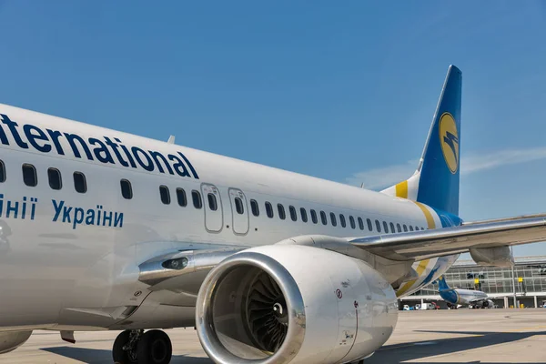 Kiev, Ukrayna - 12 Temmuz 2018: Ukrayna International Airlines Boeing 737 Boryspil Havalimanı park etmiş. Çoğunluk onun yolcu hava trafik hizmet countrys en büyük havaalanı olan.