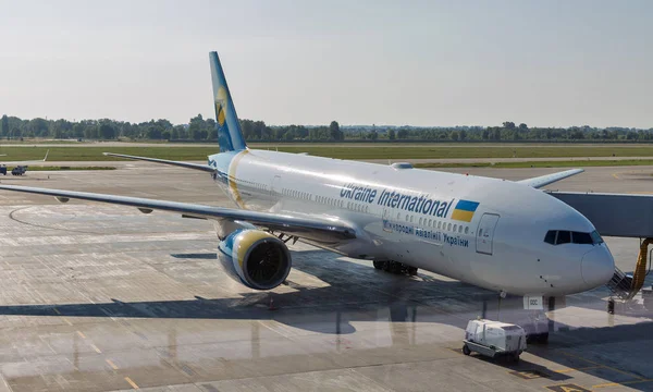 Kijów Ukraina Lipca 2018 Ukraina Międzynarodowych Linii Lotniczych Boeing 777 Zdjęcia Stockowe bez tantiem