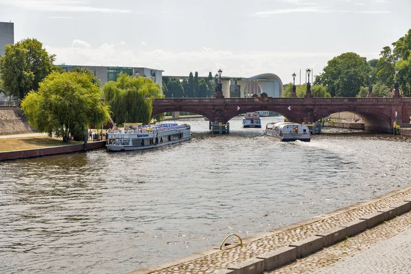 Berlin Duitsland Juli 2018 Toeristische Schepen Varen Langs Rivier Spree — Stockfoto