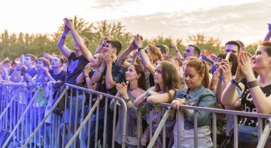 Kiev, Ukrayna - 05 Temmuz 2018: Genç eğlenceler Ukraynalı hip hop müzik grubu Tnmk canlı performans Ulusal Expocenter Atlas hafta sonu Festival keyfini çıkarın.