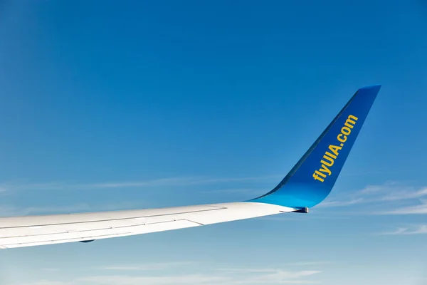 乌克兰基辅 2018年7月12日 乌克兰国际航空公司波音767飞机机翼高空飞行蓝天 — 图库照片