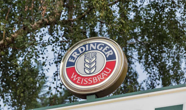 Berlin, Almanya - 12 Temmuz 2018: Erdinger Weissbrau buğday bira logo closeup açık. Dünyanın en büyük buğday bira bira Erdinger olduğunu.