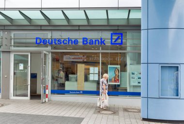 Berlin, Almanya - 13 Temmuz 2018: İnsanlar Deutsche Bank Markisches Zentrum alışveriş merkezi içinde ziyaret edin. Bir Alman küresel bankacılık ve finansal hizmetler şirketi 100.000'den fazla çalışanı olan.