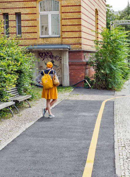 Berlín Německo Července 2018 Městské Scény Mladou Ženou Žluté Vlasy — Stock fotografie