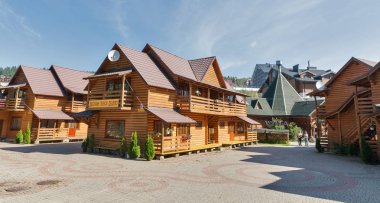 Bukovel, Ukrayna - 12 Eylül 2018: Tipik ahşap evler ve ünlü kış resort yakın. Bukovel Doğu Avrupa'nın en büyük Kayak merkezidir, bu Batı Ukrayna'da bulunmaktadır.