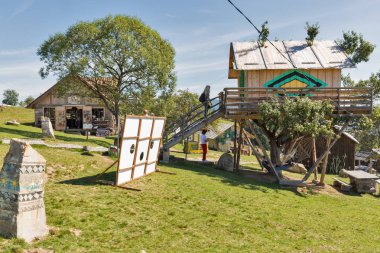 Yablunytsia, Ukrayna - 12 Eylül 2018: İnsanlar ziyaret dağ Vadisi biber, dinlenme ve eğlence, yer yakın ünlü kış resort Bukovel, Doğu Avrupa'nın en büyük Kayak Merkezi.