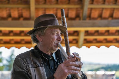 Yablunytsia, Ukrayna - 12 Eylül 2018: Komuta sizde folk müzisyeni müzik üzerinde dağ Vadisi gördüm biber, dinlenme ve eğlence, ünlü kış resort Bukovel yakın bir yer çalış.