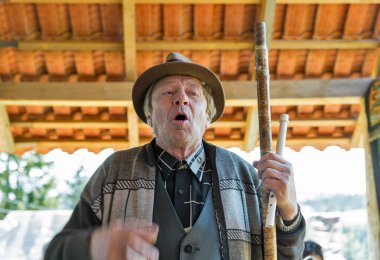 Yablunytsia, Ukrayna - 12 Eylül 2018: Komuta sizde folk müzisyeni müzik çalıyor ve şarkı dağ Vadisi üzerinde biber, dinlenme ve eğlence için yer, yakın ünlü kış Bukovel çare.