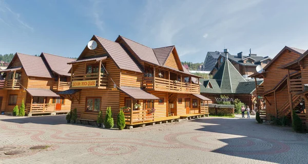 ブコヴェリ ウクライナ 2018 典型的な木造のコテージとホテル有名な冬リゾートの近くにあります ブコヴェリは 東ヨーロッパで最大のスキー リゾート 西ウクライナに位置 — ストック写真