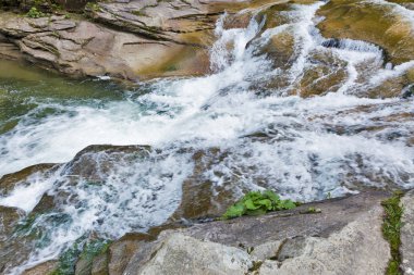 Şelale Chemigivsky dağ nehir Karpatlar, Batı Ukrayna Prutet peyzaj üzerinde.