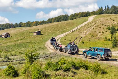 Mikuliczyn, Ukrayna - 14 Eylül 2018: Turist macera aşırı turda dörtlü ve SUV'lar Karpat Dağları katılmaktadır. İkinci Avrupa'nın en uzun dağ silsilesi.
