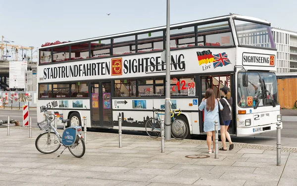 Berlim Alemanha Julho 2018 Turistas Visitam Berlim Stadtrundfahrten Ônibus Turístico — Fotografia de Stock