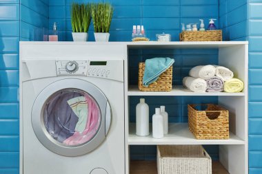 modern banyo beyaz çamaşır makinesi ve mavi çini