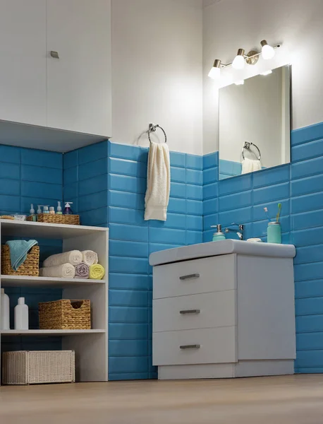 Modern Fürdőszoba Sarok Tükör Kék Csempe Alulnézet — Stock Fotó