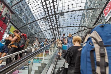 Berlin, Almanya - 13 Temmuz 2018: Tanınmayan insanlar yürüyen merdiven Merkez Tren Garı veya Hauptbahnhof içinde hareket ederler. Mayıs 2006, Db İstasyonu ve hizmeti tarafından işletilen istasyonu açıldı.