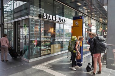 Berlin, Almanya - 13 Temmuz 2018: Tanınmayan insanlar Starbucks kahve evi merkez yolcu Tren İstasyonu Hauptbahnhof ziyaret veya.