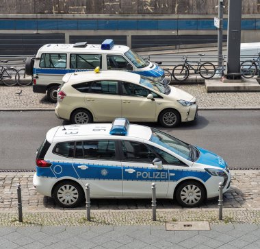 Berlin, Almanya - 13 Temmuz 2018: Orta yolcu Tren İstasyonu Hauptbahnhof önünde Berlin taksi ve polis arabalar park.