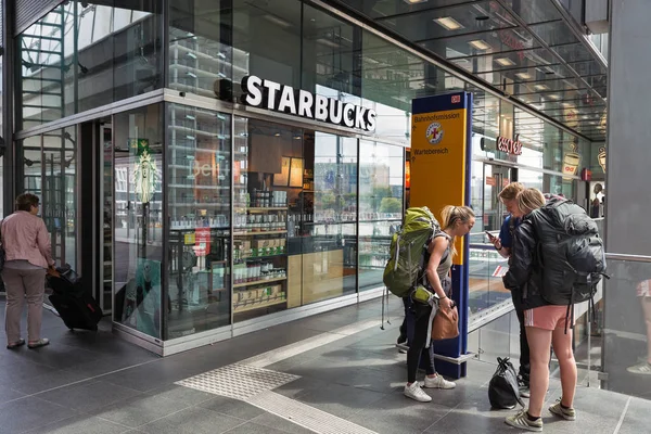 Berlin Almanya Temmuz 2018 Tanınmayan Insanlar Starbucks Kahve Evi Merkez — Stok fotoğraf