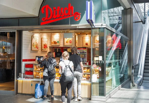 認識できない人々 が中央旅客駅または中央駅 Ditsch 伝統的なパン屋さんの屋台でペストリーを購入するベルリン ドイツ 2018 — ストック写真