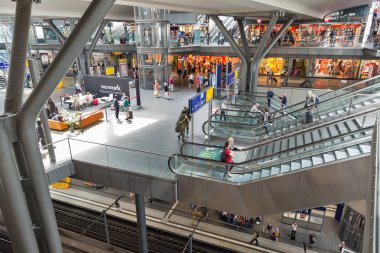 Berlin, Almanya - 13 Temmuz 2018: Tanınmayan insanlar yürüyen merdiven Merkez Tren Garı veya Hauptbahnhof içinde hareket ederler. Mayıs 2006, Db İstasyonu ve hizmeti tarafından işletilen istasyonu açıldı.