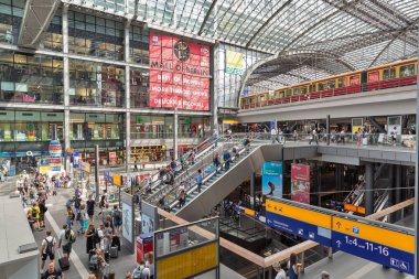 Berlin, Almanya - 13 Temmuz 2018: Tanınmayan insanlar yürüyen merdiven Merkez Tren Garı veya Hauptbahnhof içinde hareket ederler. Mayıs 2006, Db İstasyonu ve hizmeti tarafından işletilen istasyonu açıldı.