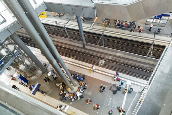 ベルリン ドイツ 2018 中央鉄道駅や中央駅のプラットフォームに列車の乗客を待ちます 上からの眺め ステーションとサービスが運営 2006 月に駅を開設 — ストック写真